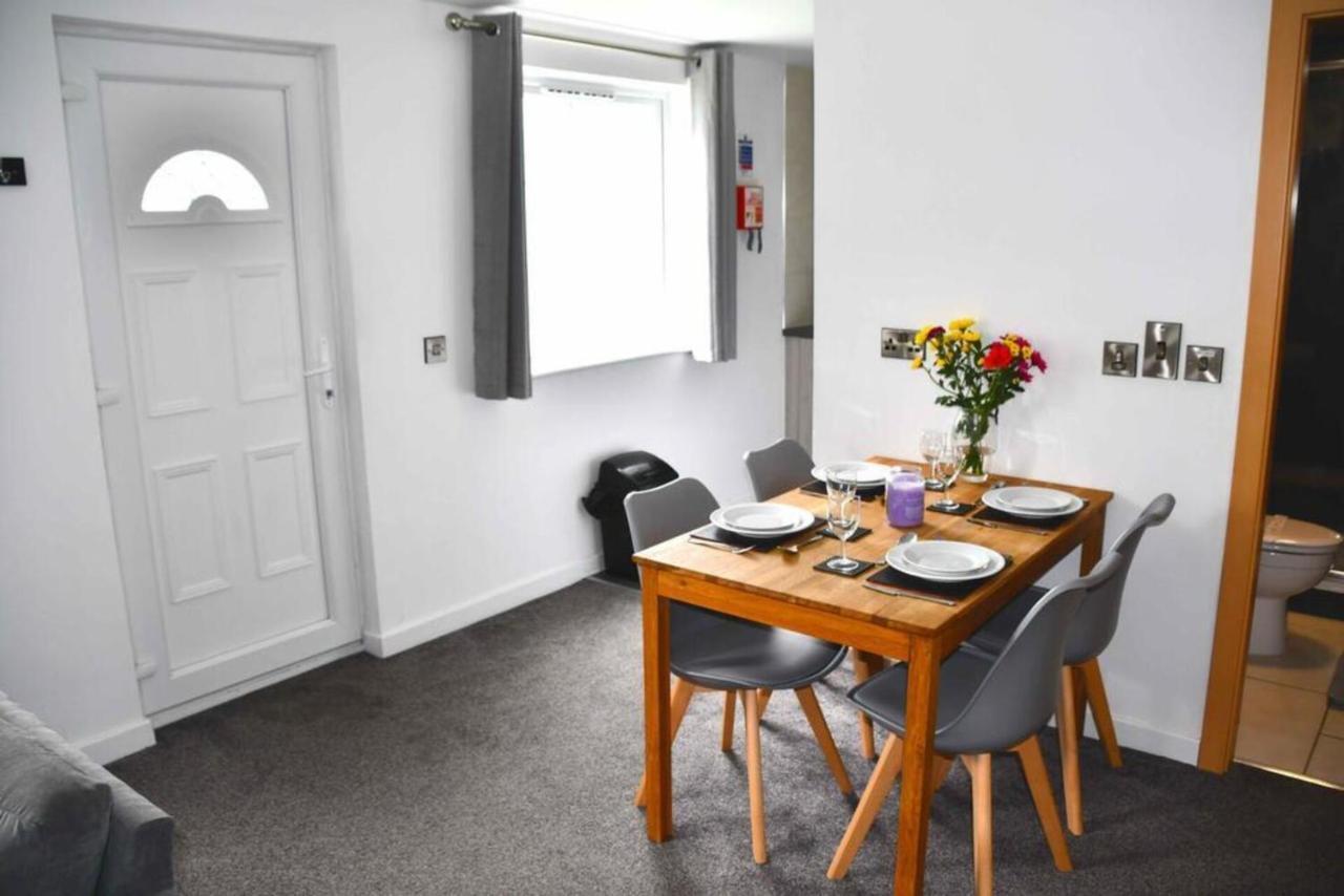 Beautiful 2-Bed Apartment In 일프러컴 외부 사진
