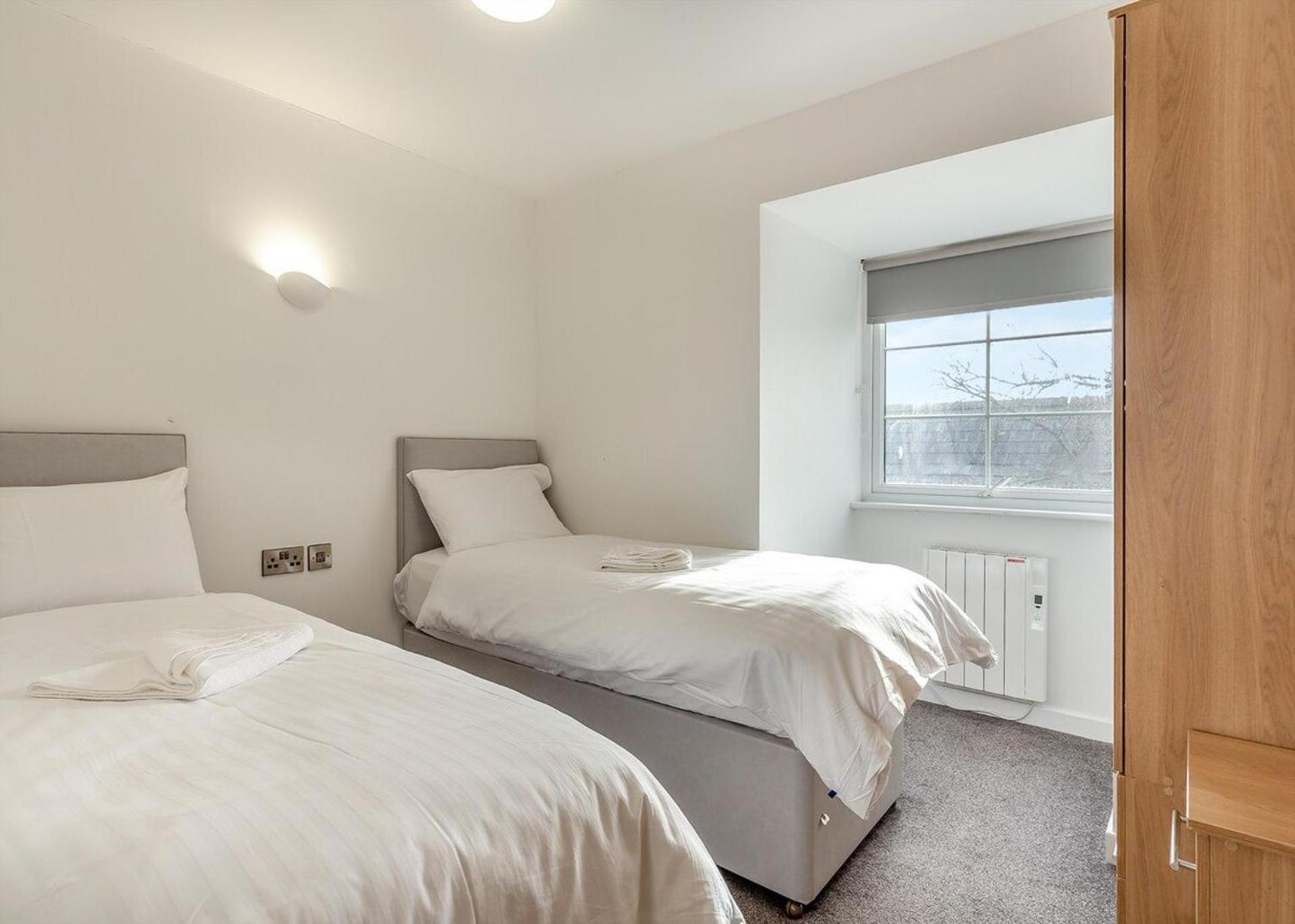 Beautiful 2-Bed Apartment In 일프러컴 외부 사진